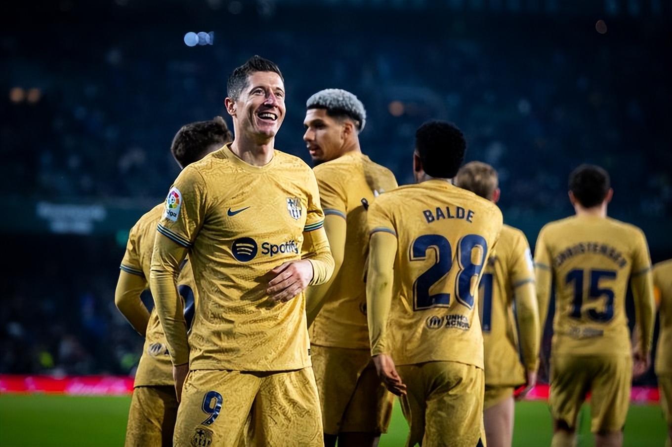 -拜仁战平多特蒙德，孙兴慜乌龙送礼西甲