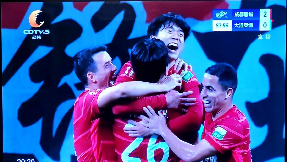 下载-热门球队取得连胜，球迷心情高涨